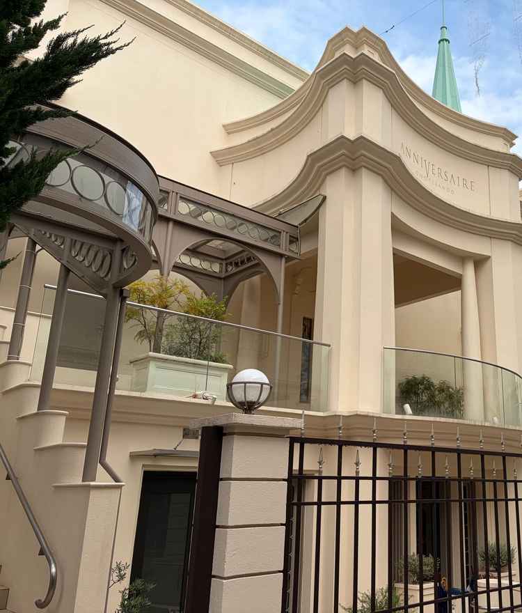 教会に向かって上がる階段(左の手すり)と打ち合わせを行う所の入り口の門