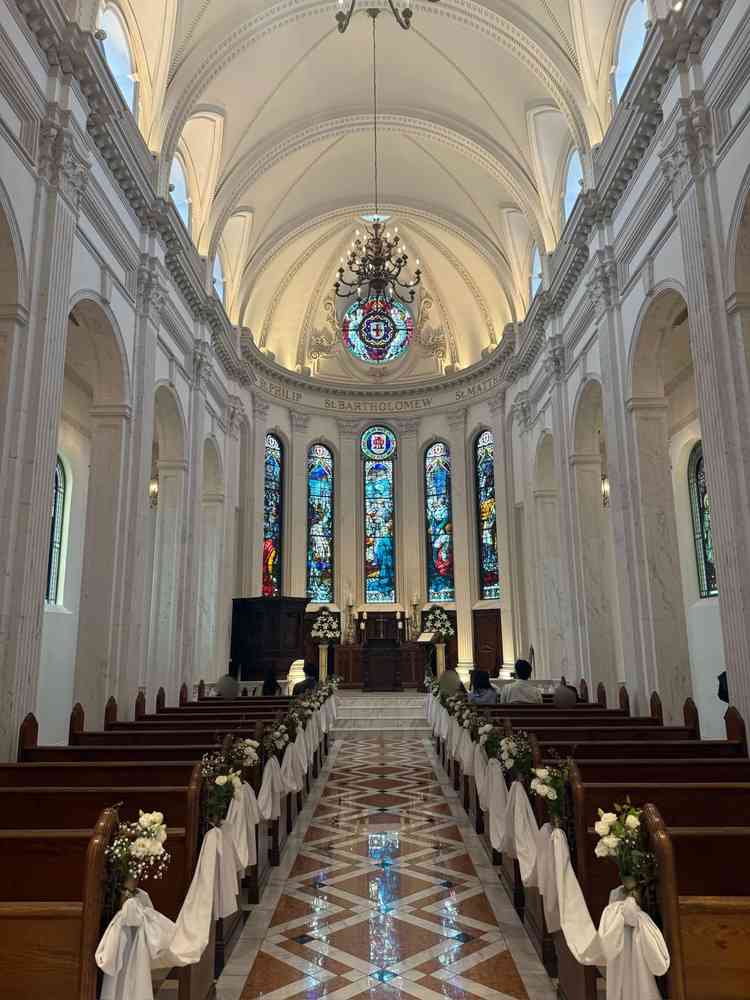 大きなステンドグラスのあるチャペル。太陽の光が入り、とても美しかったです。