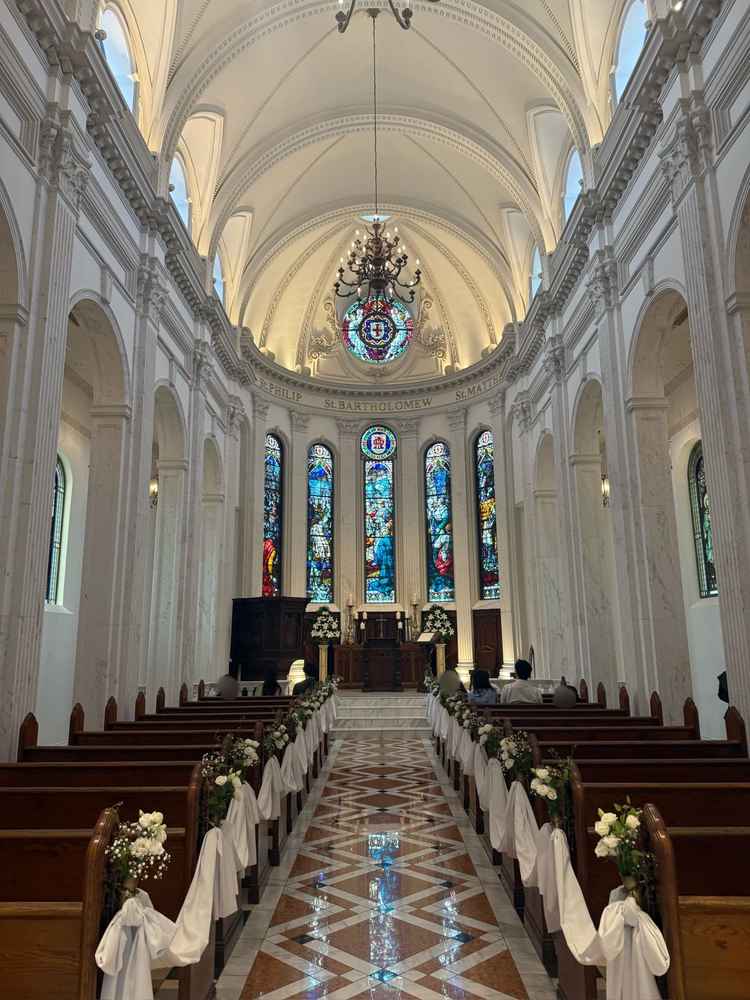 大きなステンドグラスのあるチャペル。太陽の光が入り、とても美しかったです。