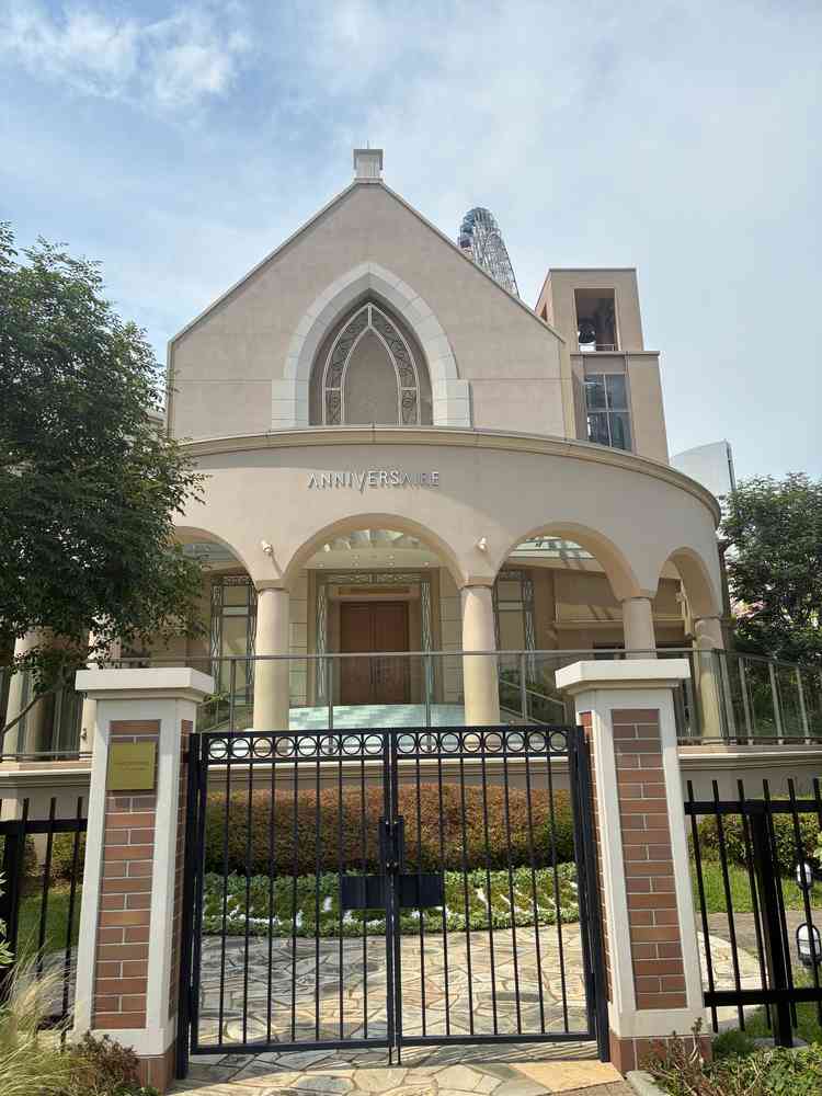 チャペルの外観も重厚感があり綺麗でした。