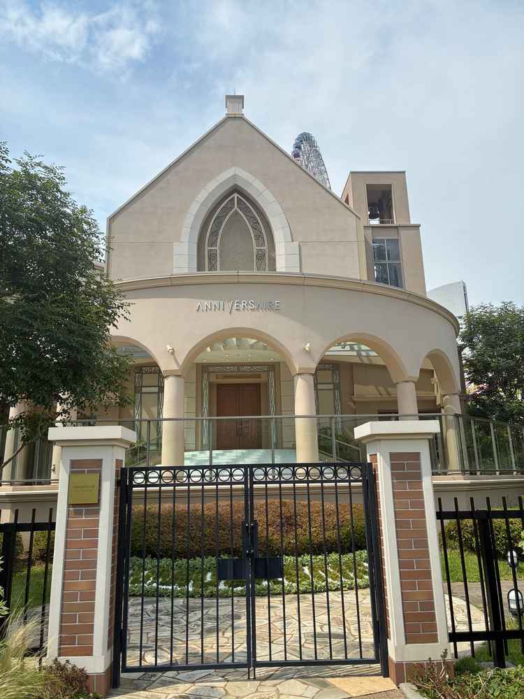 チャペルの外観も重厚感があり綺麗でした。