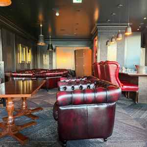 ラウンジでの一枚。当日はウェルカムスペースになるとの事。鏡を使った写真がおすすめだそうです！