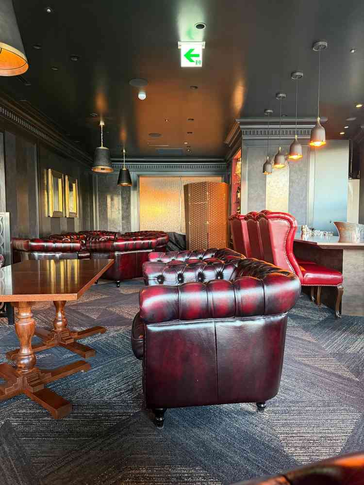 ラウンジでの一枚。当日はウェルカムスペースになるとの事。鏡を使った写真がおすすめだそうです！