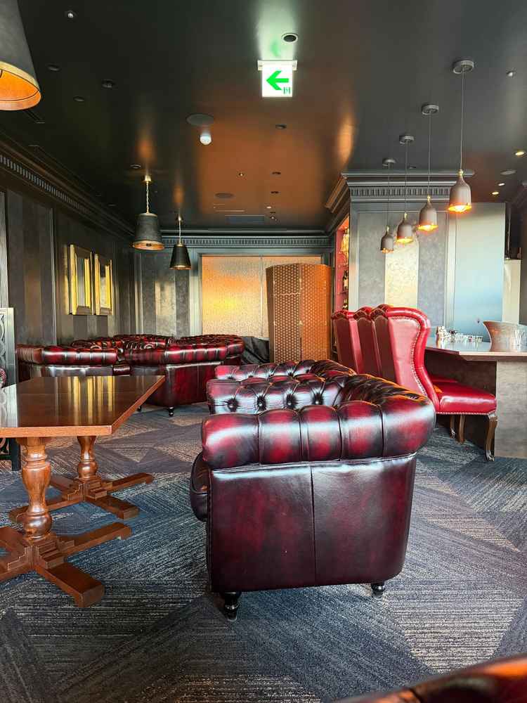 ラウンジでの一枚。当日はウェルカムスペースになるとの事。鏡を使った写真がおすすめだそうです！