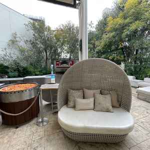 披露宴会場外ではシェフの方が目の前で料理を振る舞っていただけるシェフズダイニングが楽しめます。