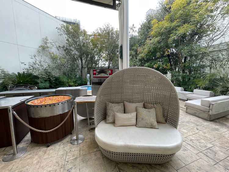 披露宴会場外ではシェフの方が目の前で料理を振る舞っていただけるシェフズダイニングが楽しめます。