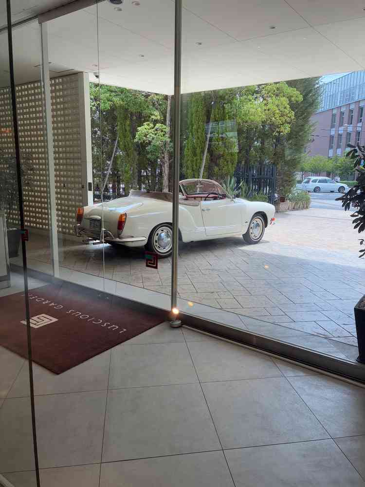 入り口にあるオープンカー