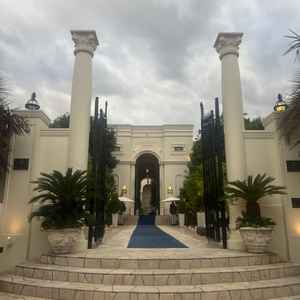 式場の外観。街の中に広々した空間が広がっていた。青い絨毯の直線が長く素敵だった。