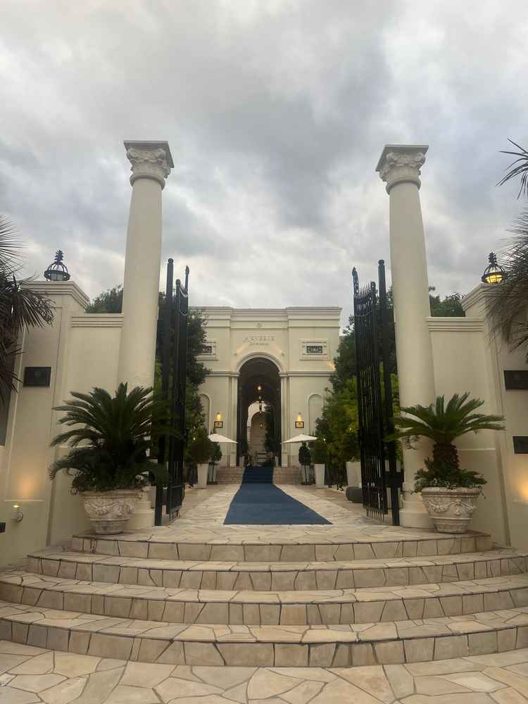 式場の外観。街の中に広々した空間が広がっていた。青い絨毯の直線が長く素敵だった。