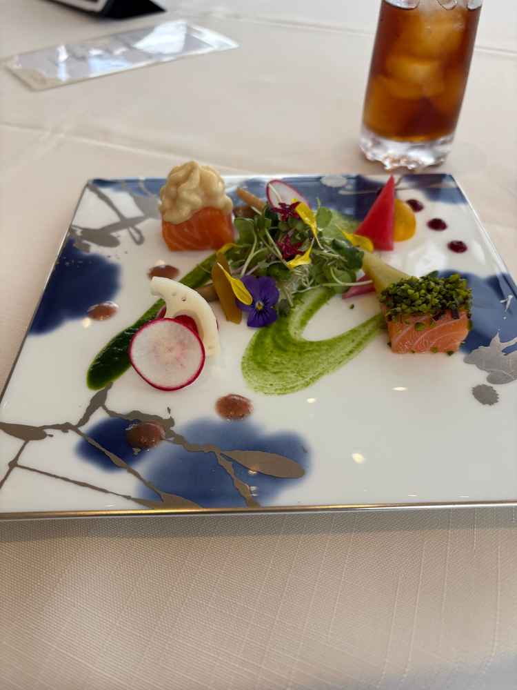 器や盛り付けの色彩がとても華やかで美しく、見た目からも楽しめる美味しい前菜でした。