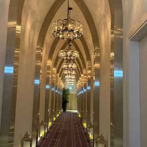 チャペルまでの廊下。厳かな雰囲気の照明と、床の両側に並んだ暖かみあるロウソク風のライトが素敵でした。