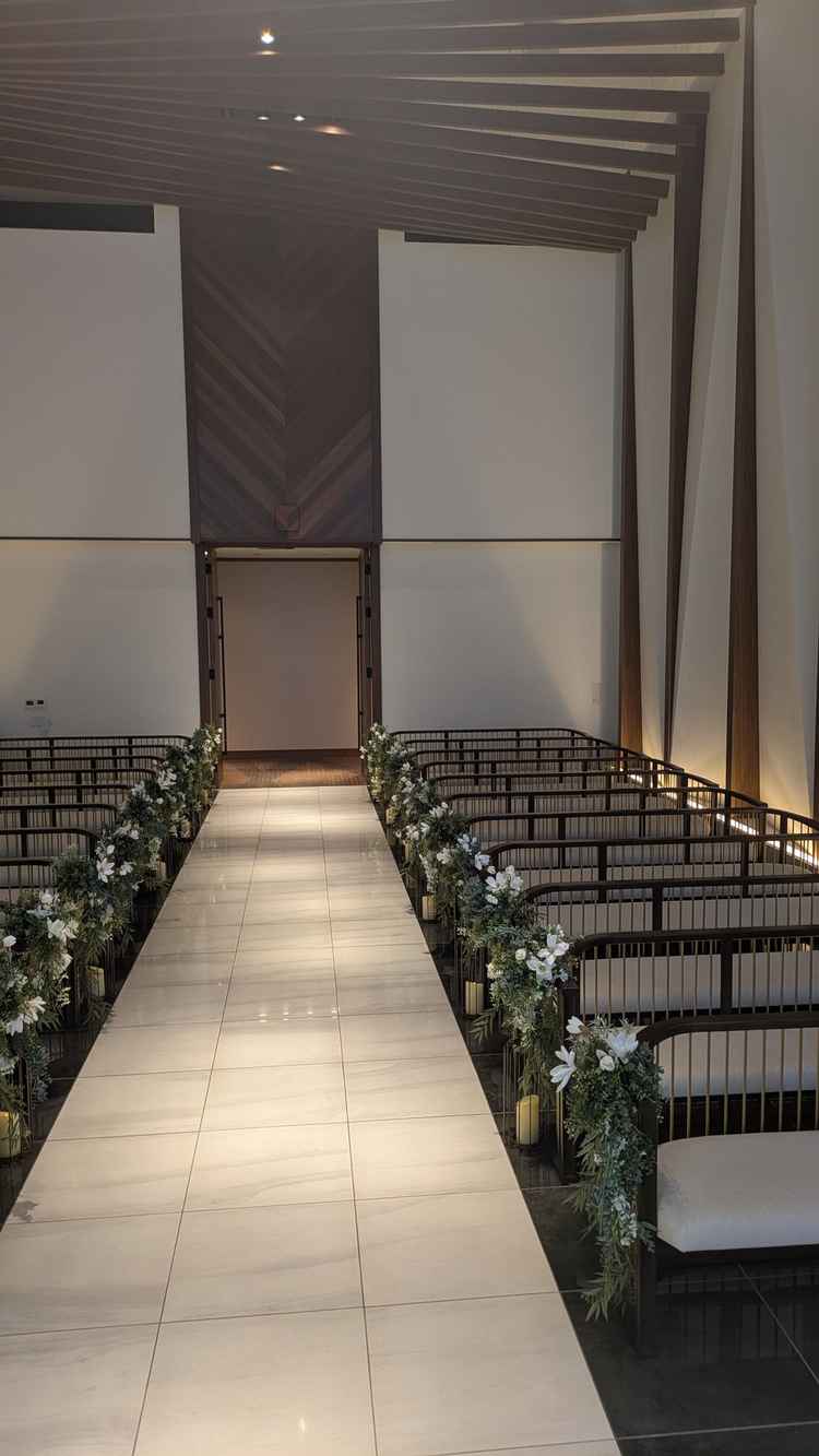 挙式会場の参列者席の写真