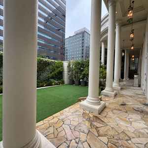 披露宴会場の続きにあるガーデンは、広くはないが圧迫感もなく待ち時間やパーティ中の憩いになりそうです