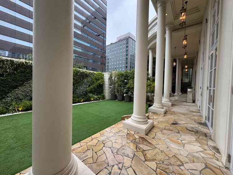 披露宴会場の続きにあるガーデンは、広くはないが圧迫感もなく待ち時間やパーティ中の憩いになりそうです