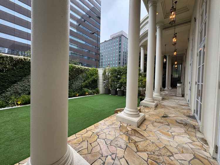 披露宴会場の続きにあるガーデンは、広くはないが圧迫感もなく待ち時間やパーティ中の憩いになりそうです