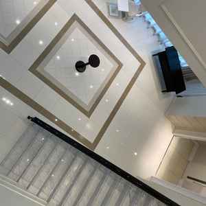 披露宴会場と併設されており筒抜けとなってます。階段を降りるとまた変わった雰囲気を感じる事が出来ます。