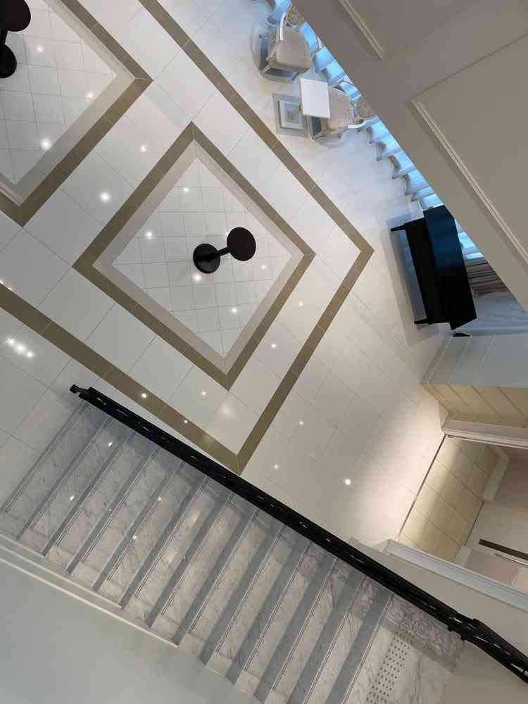 披露宴会場と併設されており筒抜けとなってます。階段を降りるとまた変わった雰囲気を感じる事が出来ます。