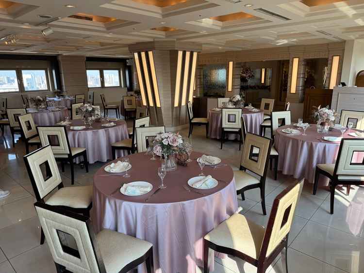 披露宴会場の一つ。最上階にあって窓も大きく開放感がある。