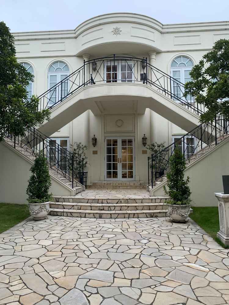 打ち合わせの入り口と２階がウェディングドレスの試着ができます。打ち合わせの室内もおしゃれでした。