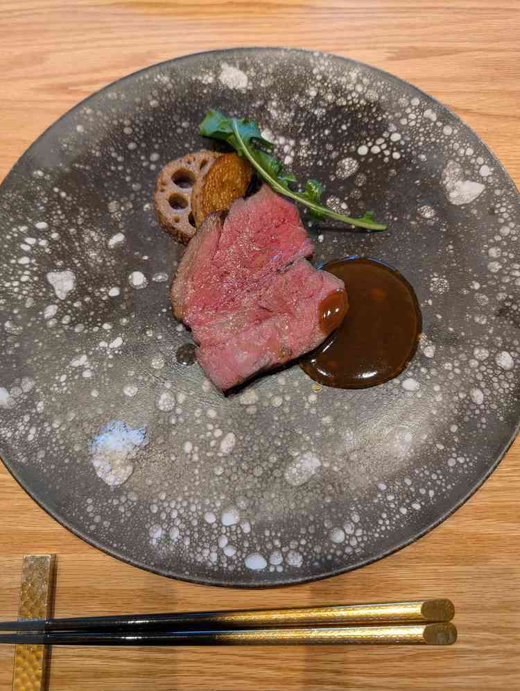 高級な肉ビストロに来たのかと錯覚するほど美味しいローストビーフ。