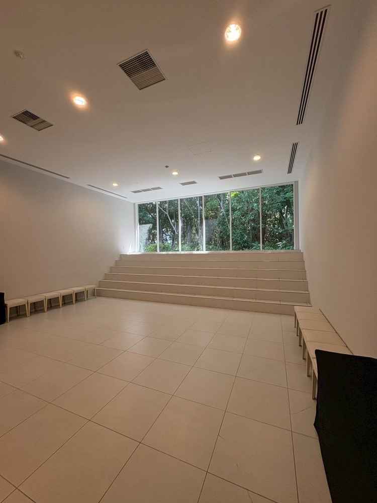 室内での集合写真撮影用の場所です。雨天時はブーケトスも行うそうです。