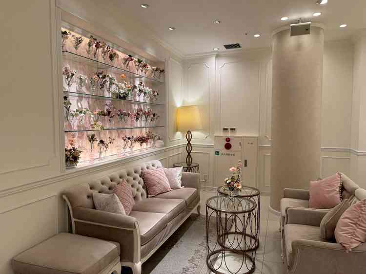 ゲストの待合室。座り心地のよいソファーとかわいらしい飾りが印象的です。