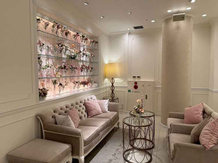 ゲストの待合室。座り心地のよいソファーとかわいらしい飾りが印象的です。