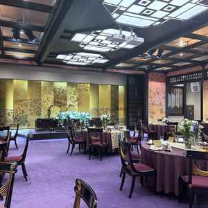 館内にある披露宴会場、豊明。和装も洋装も映えそうな雰囲気でした。