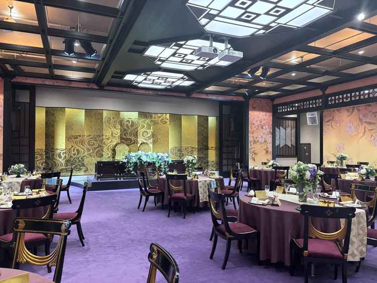 館内にある披露宴会場、豊明。和装も洋装も映えそうな雰囲気でした。