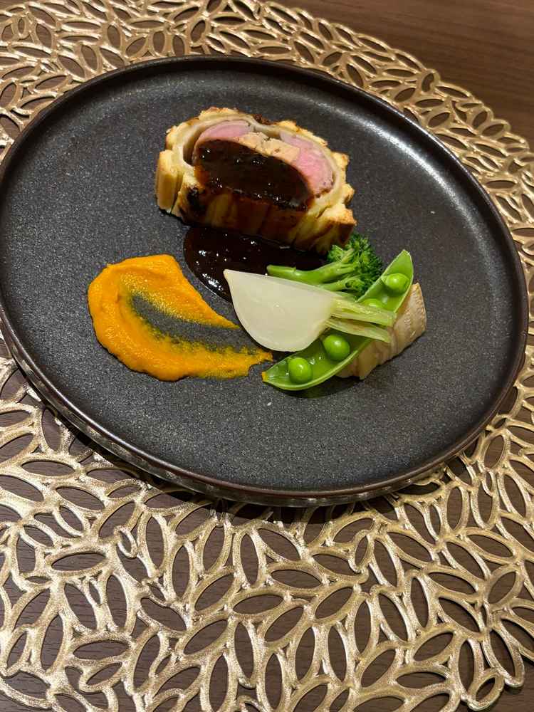 結婚式当日のメイン料理。盛り付けも華やかで、とても美味しかったです。