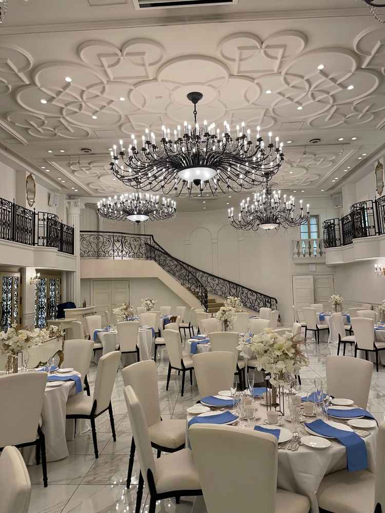 披露宴会場の写真です。階段が印象的でした。