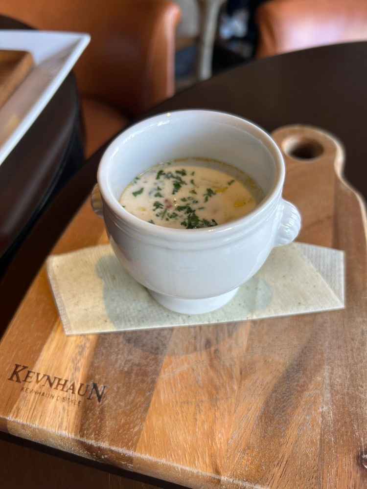 レストランの中でも特に人気の高いポタージュの写真です。