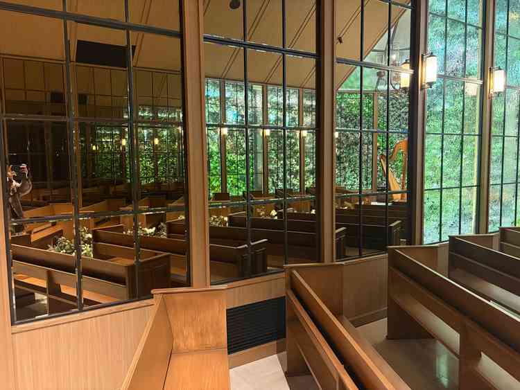 チャペルの鏡になっているところも、距離が近い割には広く見え、工夫が効いていて良いと思いました