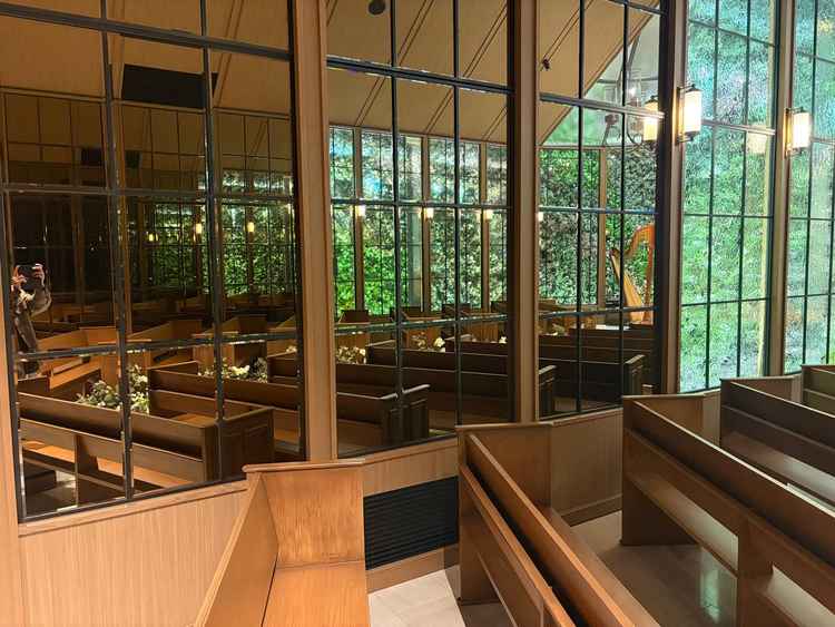 チャペルの鏡になっているところも、距離が近い割には広く見え、工夫が効いていて良いと思いました