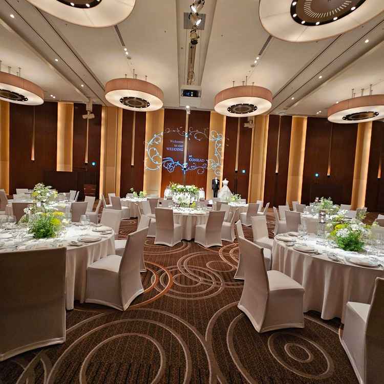 2階披露宴会場。天井が高く、最大で200人ほど収容できる