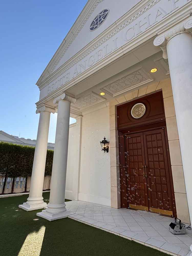 挙式場の入り口でシャボン玉が出てくる演出を見せていただきました。吹き抜けになっているため空が綺麗です