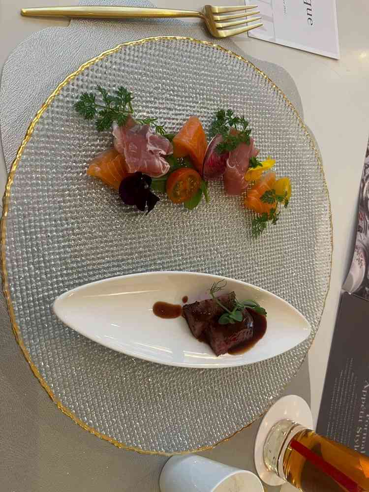 試食のマリネは具材が大きくて大変満足した。ステーキの方も分厚いのに柔らかくて美味しかった。