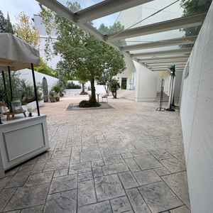 受付、チャペル、披露宴会場への動線は屋根がついています