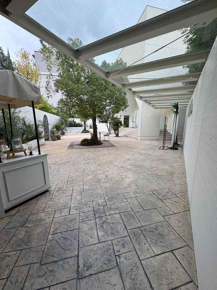 受付、チャペル、披露宴会場への動線は屋根がついています