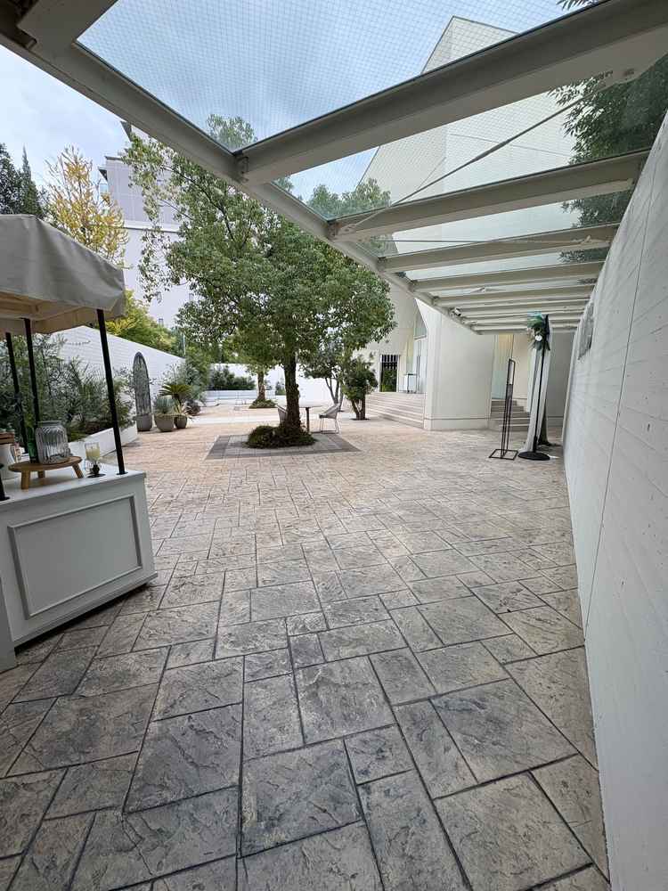 受付、チャペル、披露宴会場への動線は屋根がついています