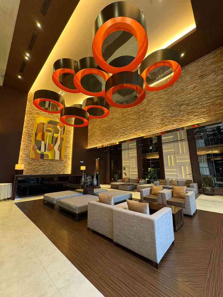 ゲスト専用の待合室です。ケーキブッフェの演出が気になりました。