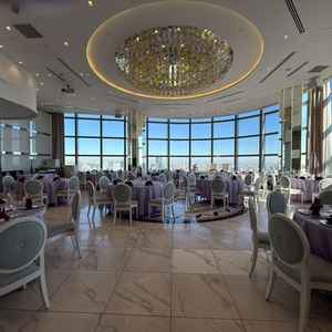 披露宴会場（後方から前方をみた）