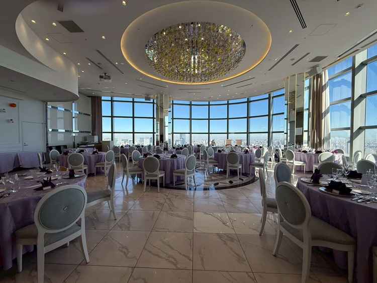 披露宴会場（後方から前方をみた）