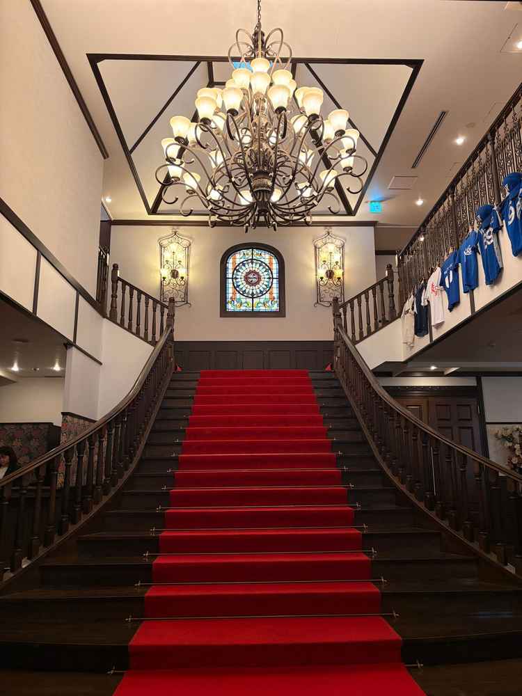 会場入ってすぐの階段がとても素敵で、ここで写真を撮りたいと思いました。
