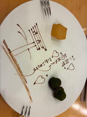 待ち時間にかわいいスイーツのプレートをいただきました。