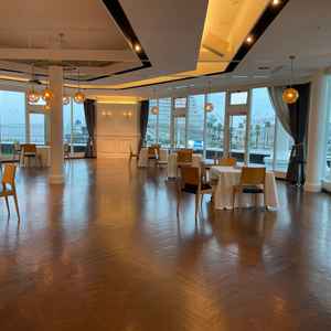 すぐ初めに会場に通していただきました。こだわりの空間、素敵でした。