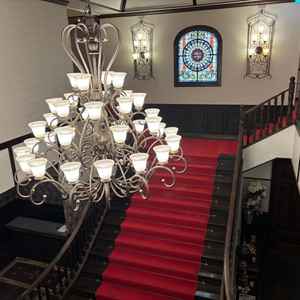 正面入り口を2階から撮った写真。赤絨毯と照明が写真映えします。