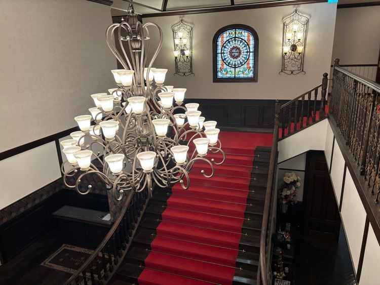 正面入り口を2階から撮った写真。赤絨毯と照明が写真映えします。