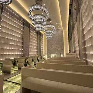 ガラスのチャペルで入場ドアがスライド式で新郎新婦の登場にも近くに見えるし中の式の演出も多彩でした。