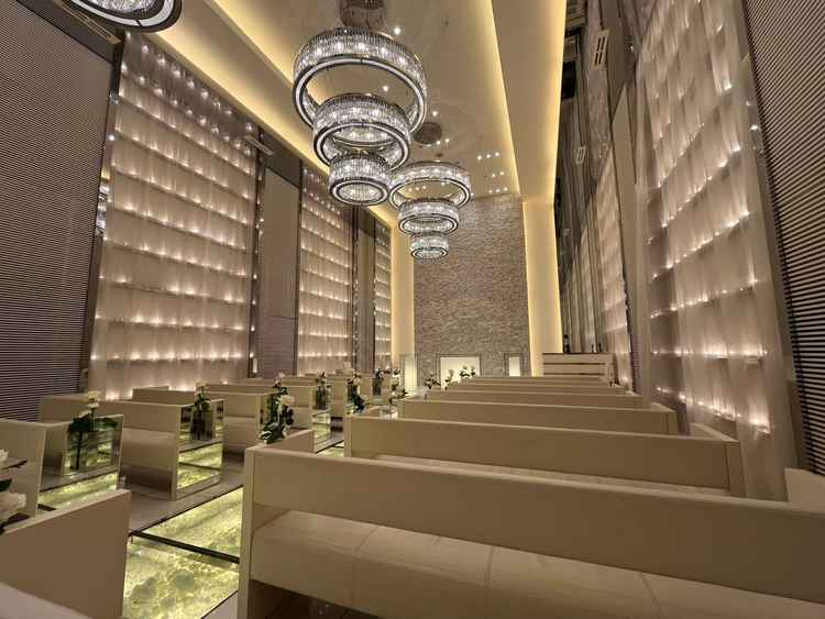 ガラスのチャペルで入場ドアがスライド式で新郎新婦の登場にも近くに見えるし中の式の演出も多彩でした。